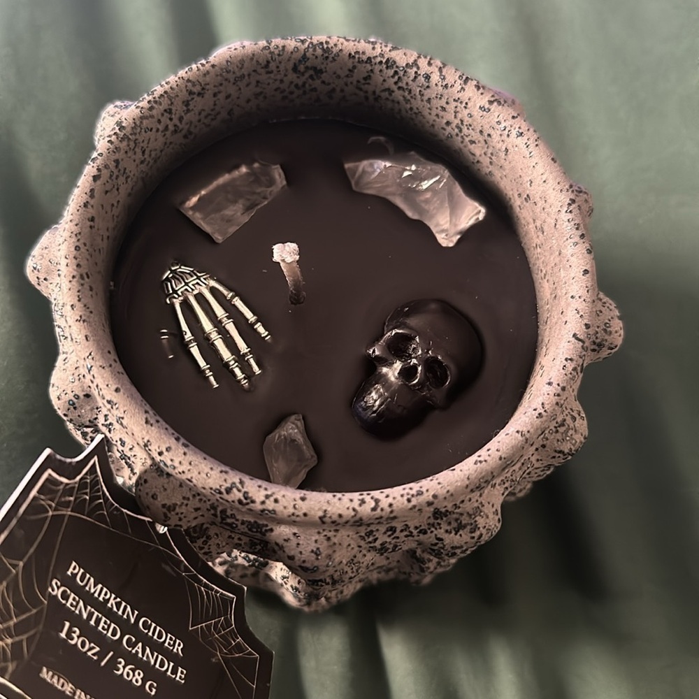 Bella Lux Halloween melted skull &crystals candle pumpkin cider scented candle